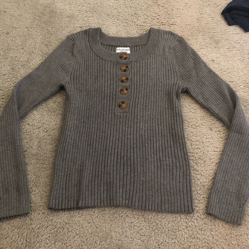 Gray long sleeve shirt